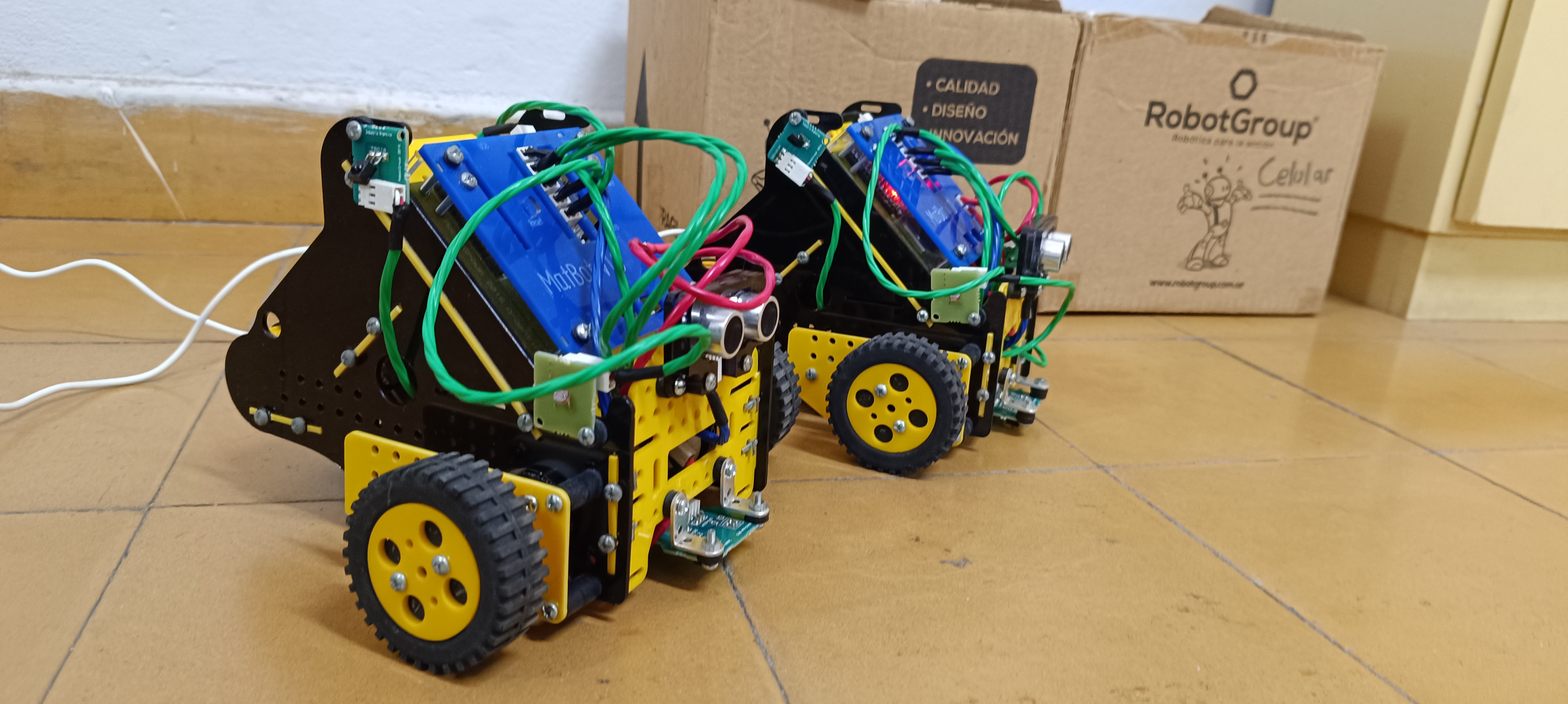 Docente utilizando recursos multimedia